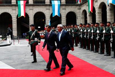 Peña Nieto recibe en Palacio Nacional al presidente de Guatemala
